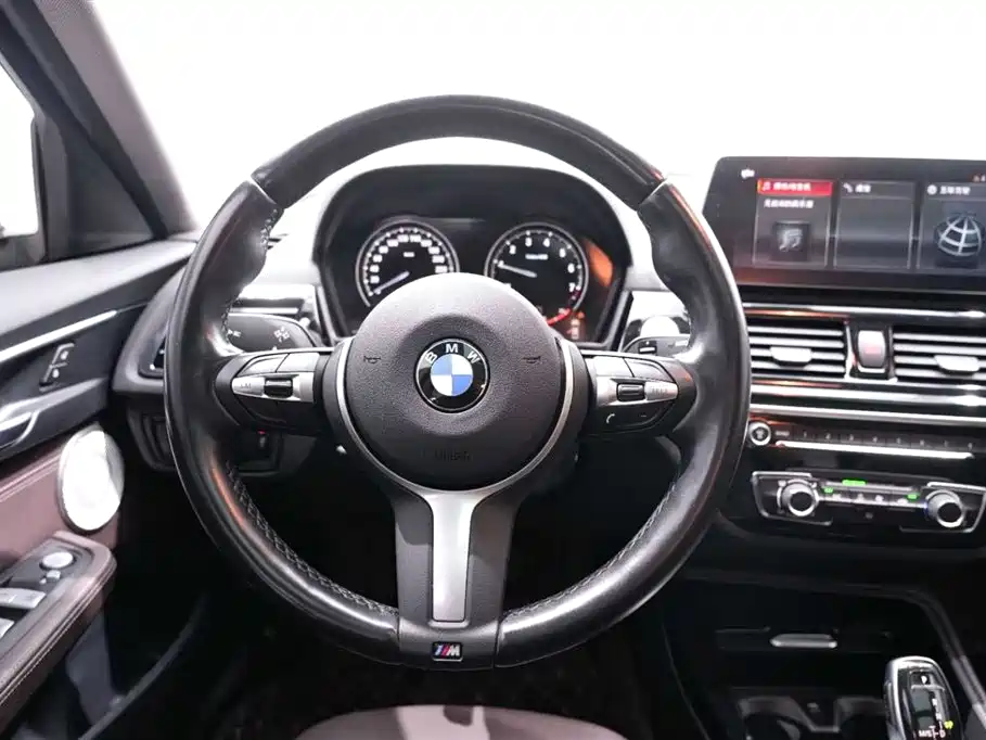 BMW 1 Series 2022 120i M Sport Shadow Edition фото 24