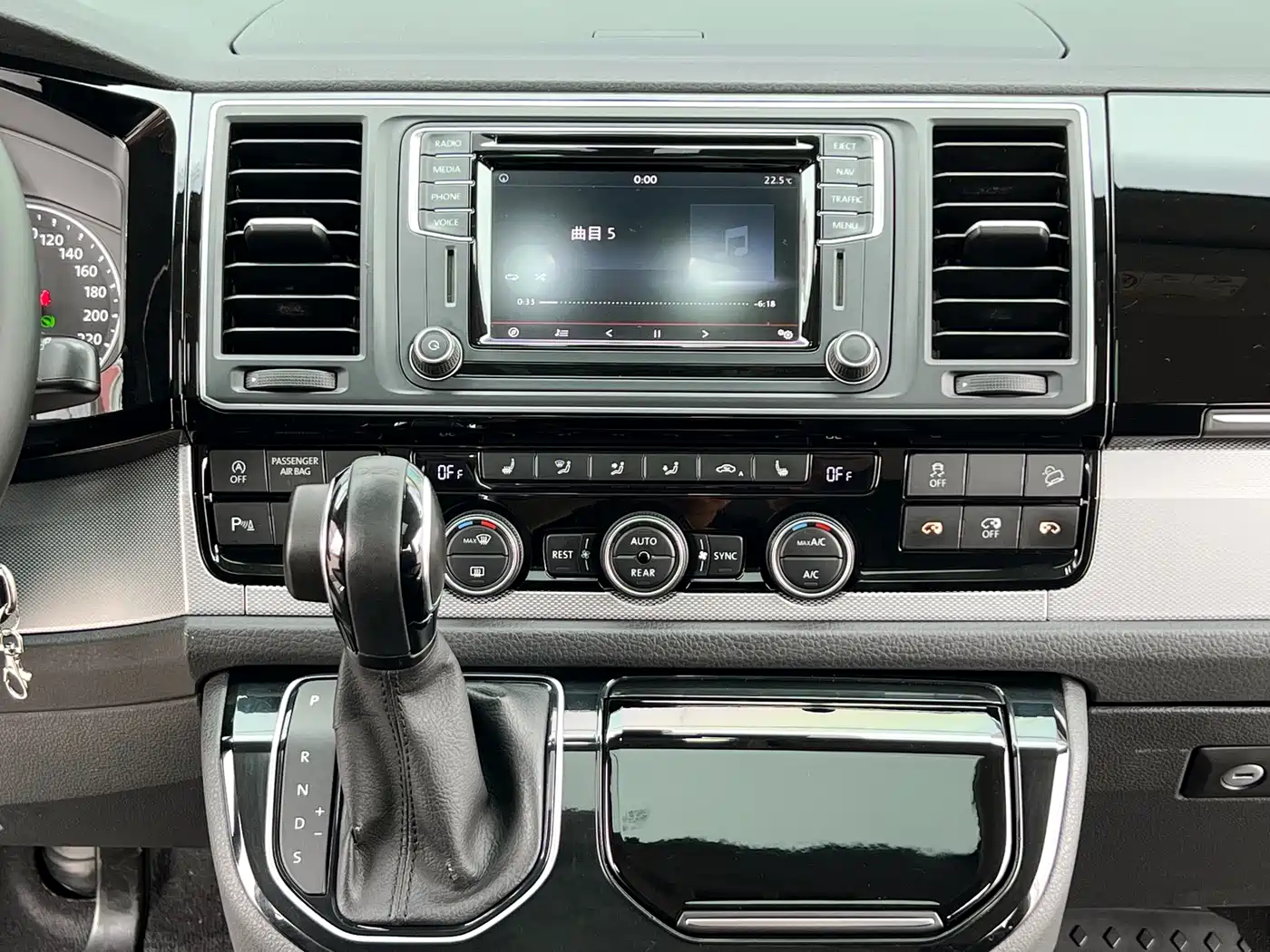 Volkswagen Multivan 2016 2.0TSI 4WD Prestige 7-Seater фото 14