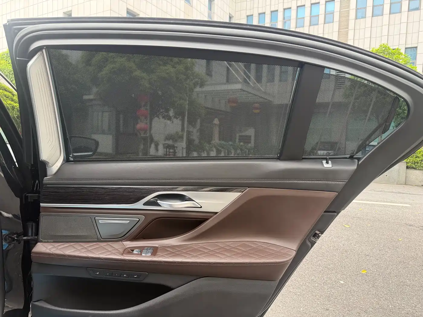 BMW 7 Series 2019 740Li Exclusive M Sport Package фото 18