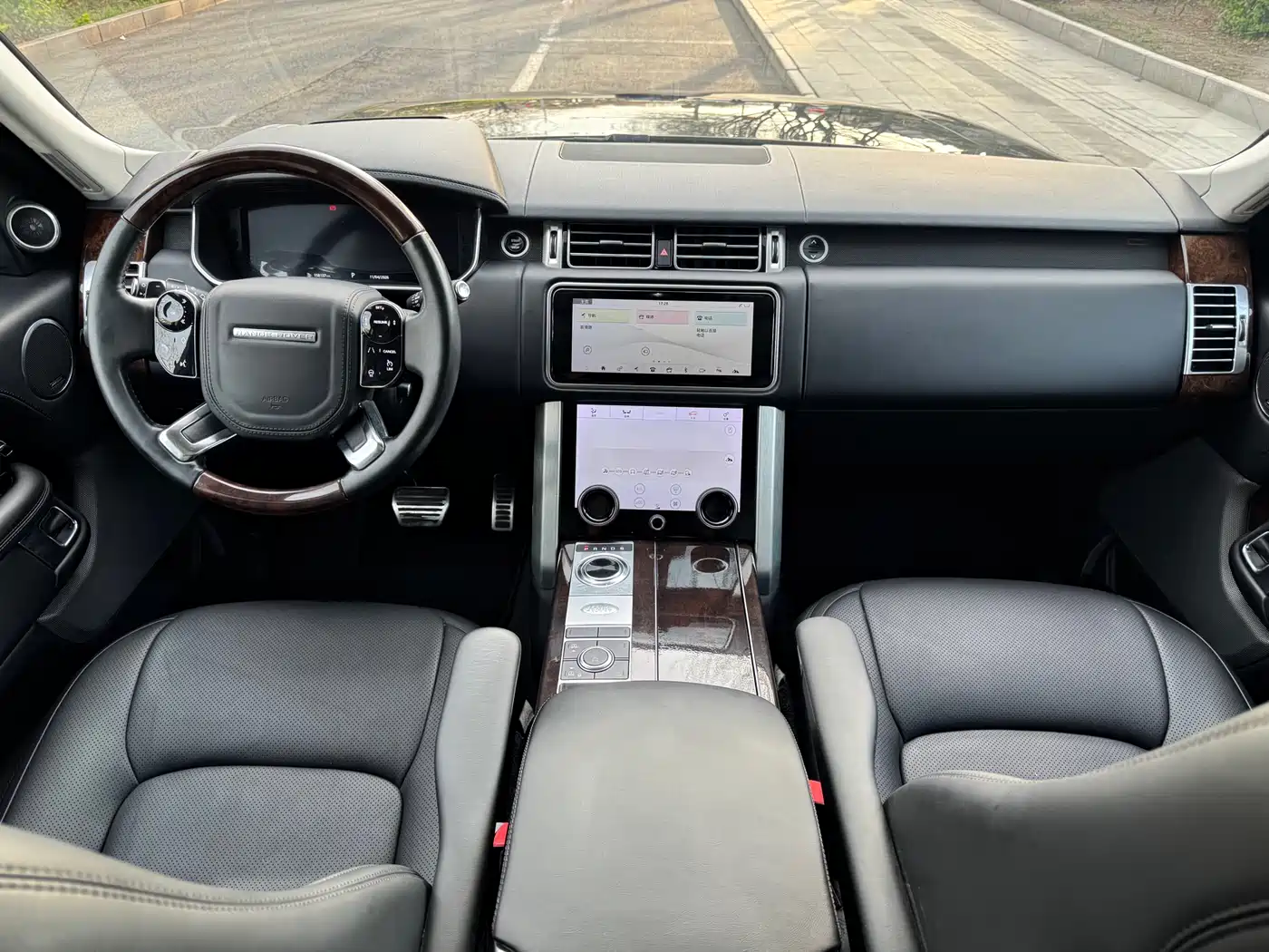 Land Rover Range Rover 2020 3.0 L6 Heritage Extended Edition фото 9