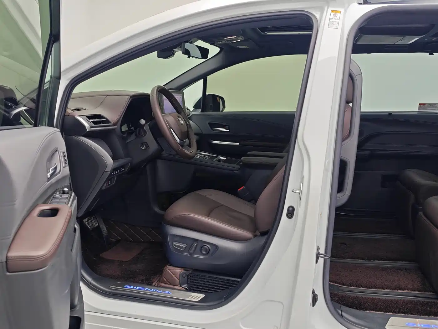 Toyota Sienna 2021 2.5L Hybrid Platinum Edition фото 18
