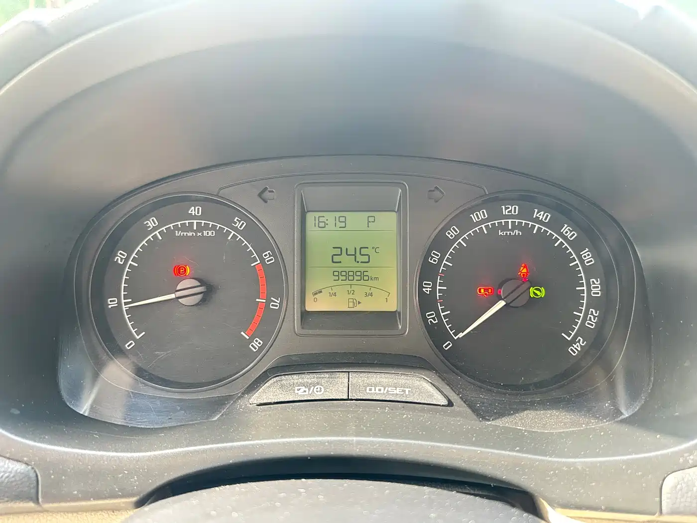 Škoda Fabia 2014 1.4L Automatic Crystal Edition фото 20