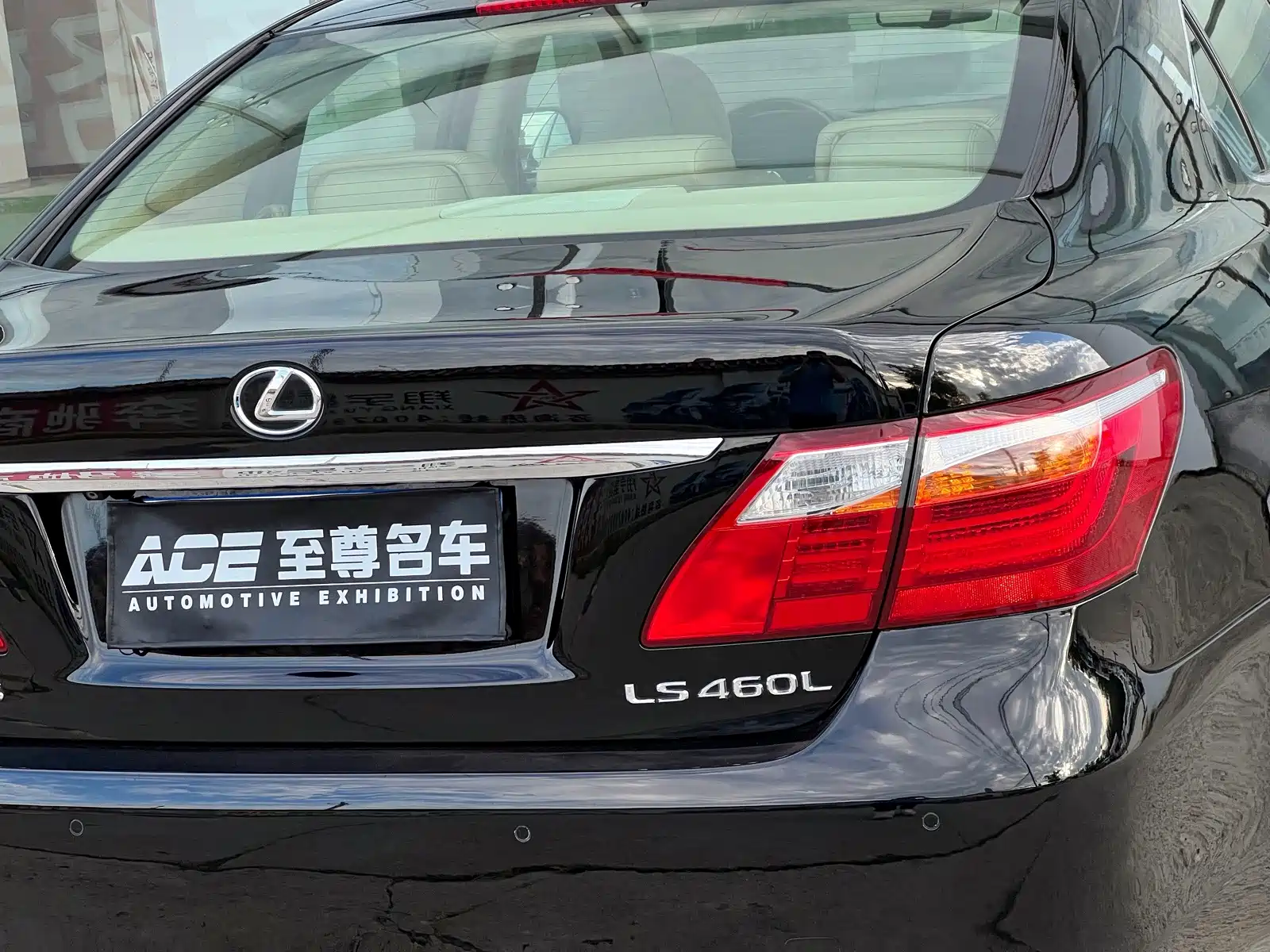 Фото 9 - Lexus LS