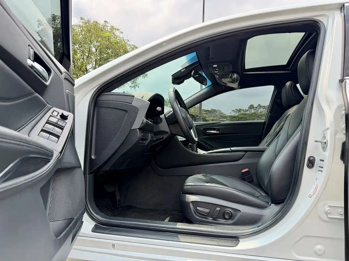 Toyota Avalon 2022 Hybrid 2.5L Luxury Edition фото 12