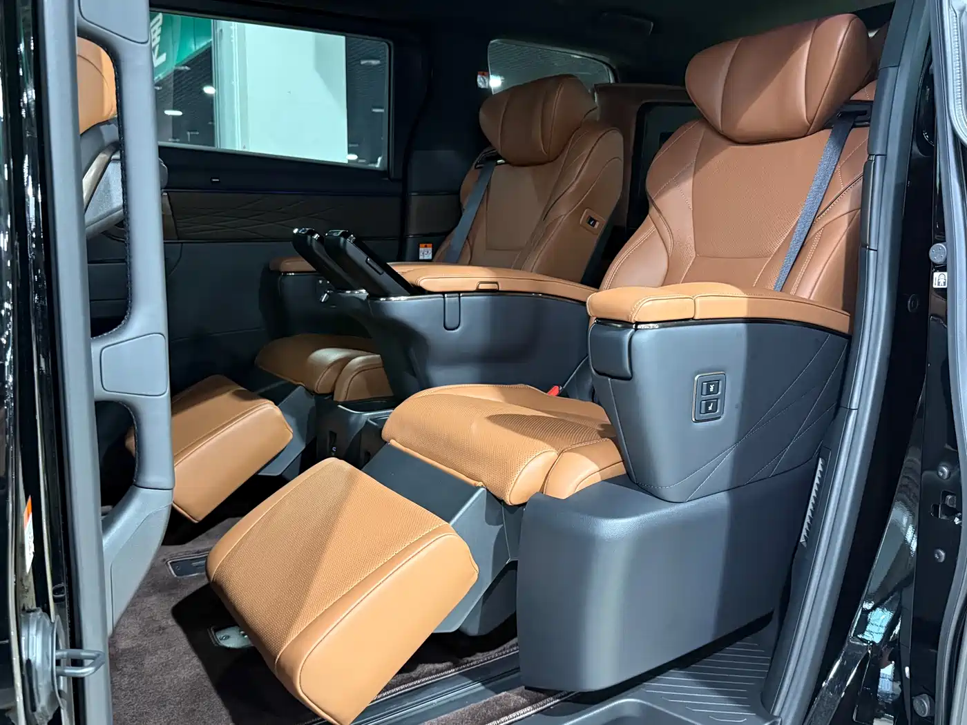 Toyota Vellfire 2024 Crown Hybrid 2.5L Executive Premium Edition фото 6