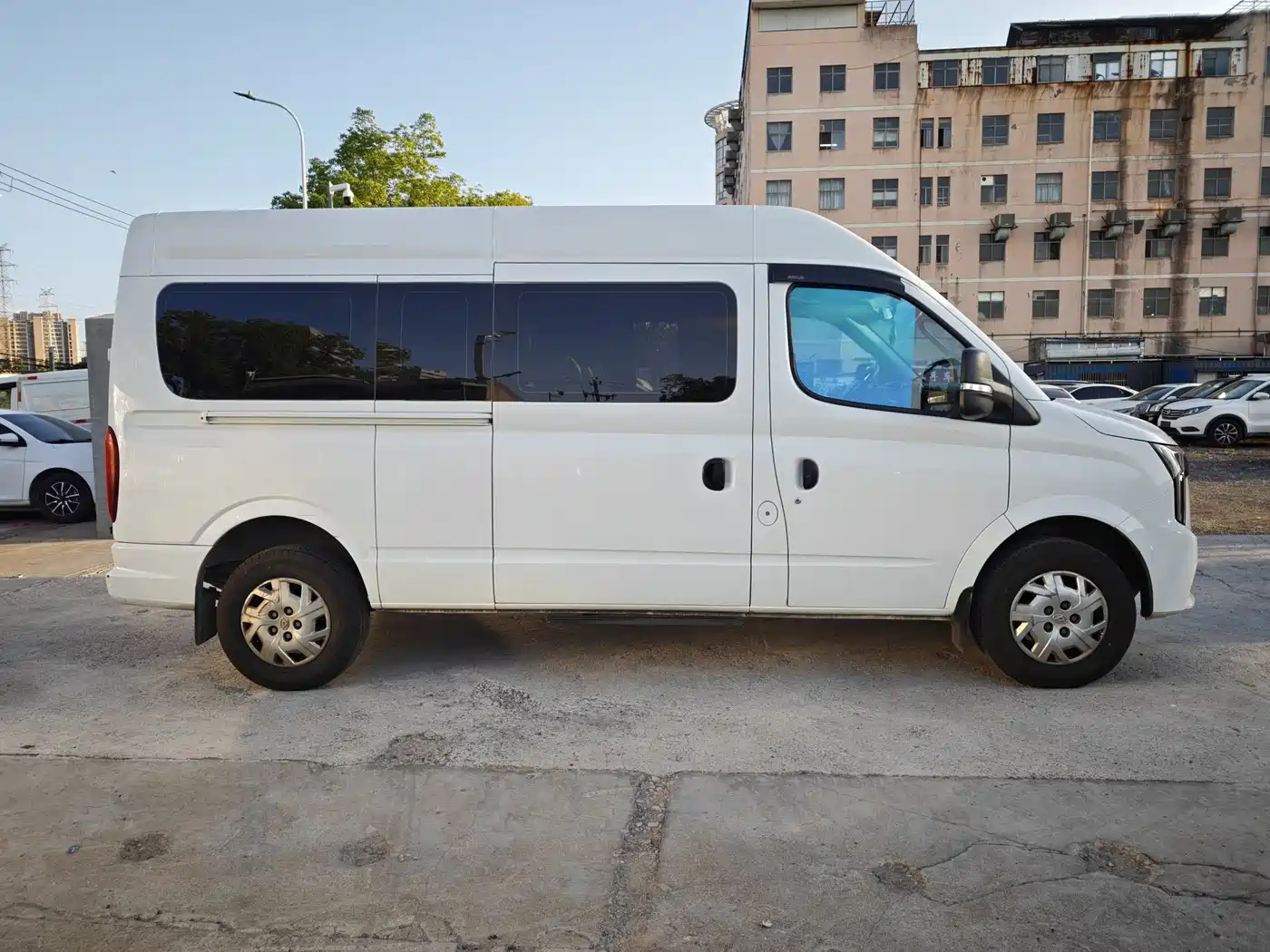 SAIC Maxus Xintu V80 2024 Model PRO Business 6AMT Long Wheelbase Medium Roof 147Ps 9-seater Three-row Non-commercial фото 4