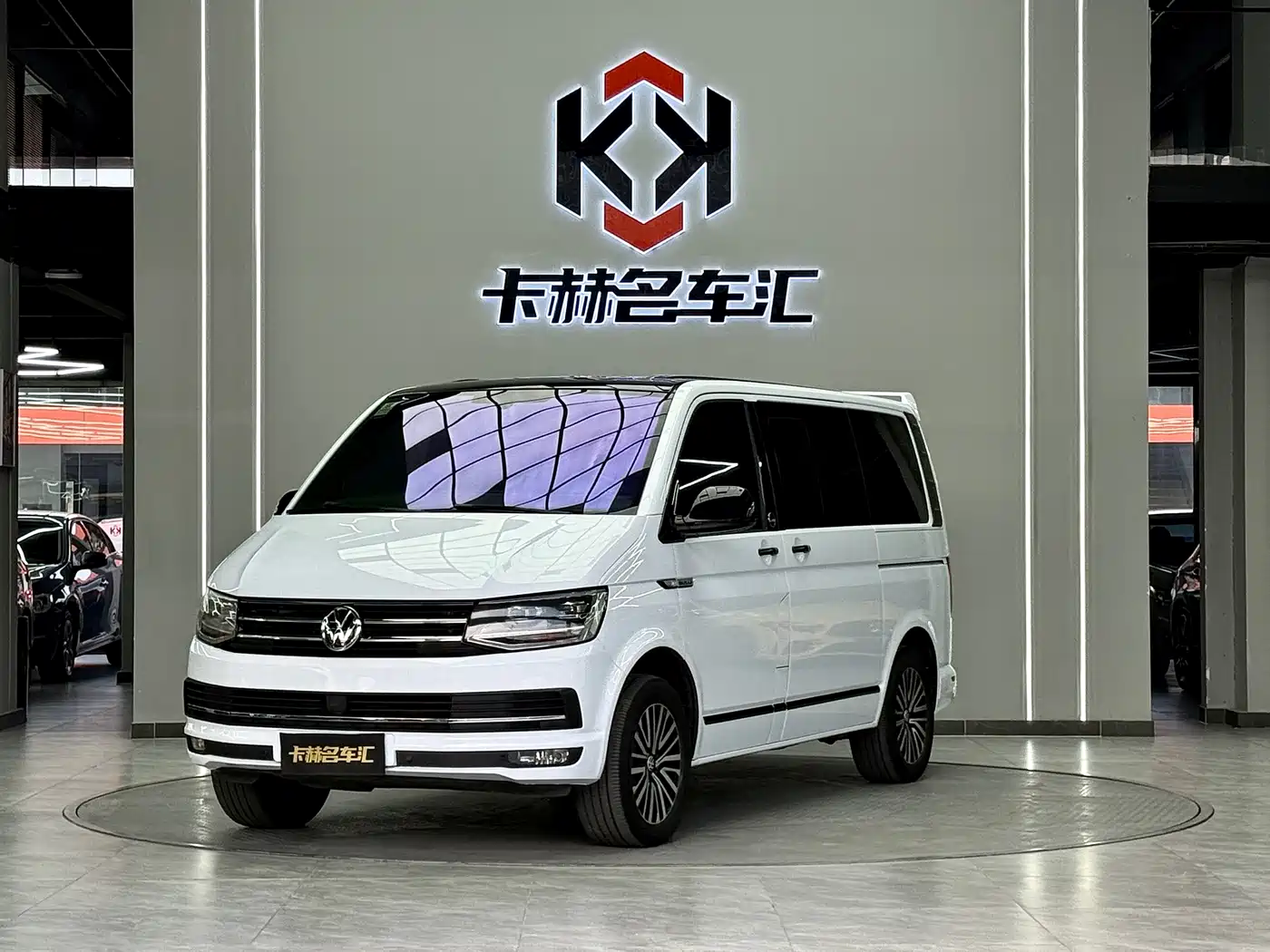  Volkswagen Multivan 2017 2.0TSI AWD Premium Edition 7-Seater