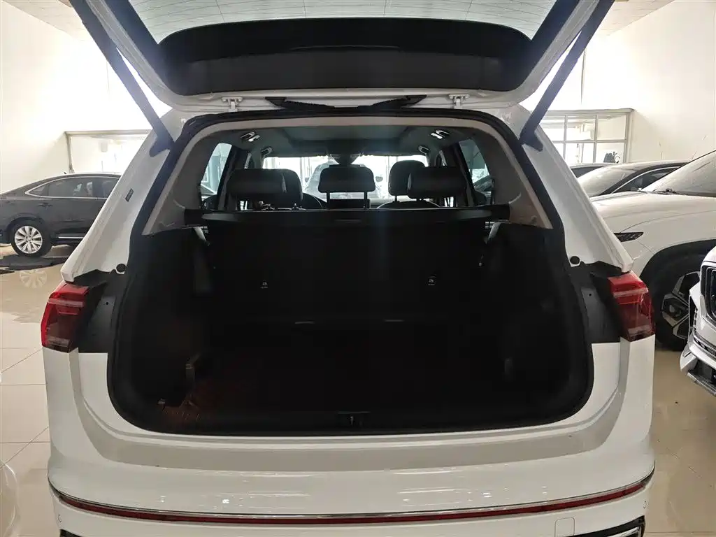 Volkswagen Tiguan L 2023 330TSI Auto 2WD R-Line Premium Edition фото 15