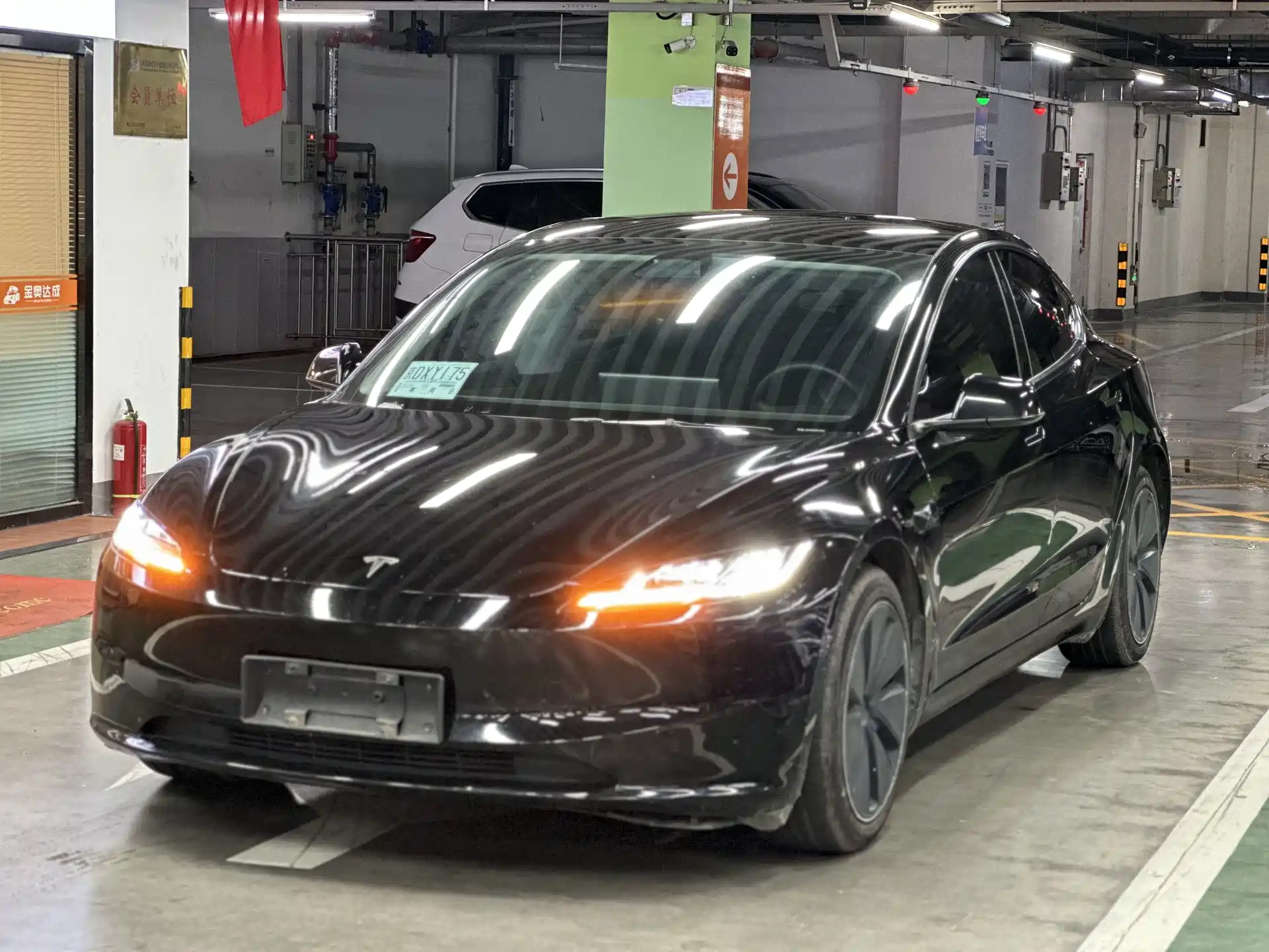 Фото 1 - Tesla Model 3