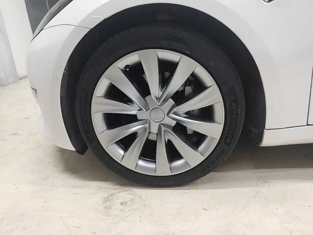 Фото 23 - Tesla Model 3