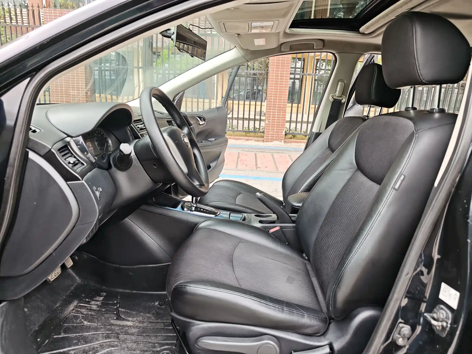 Photo 8 - Nissan Tiida