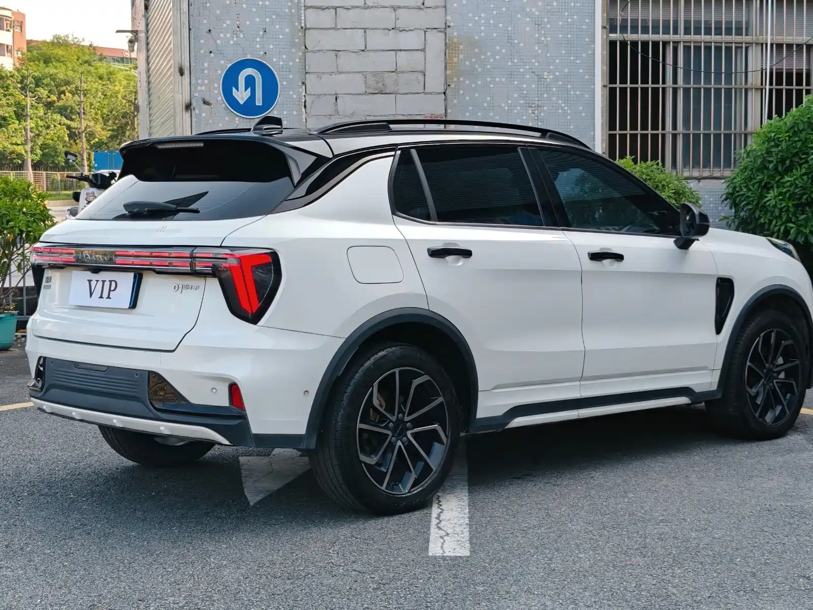 Photo 9 - Lynk & Co 01