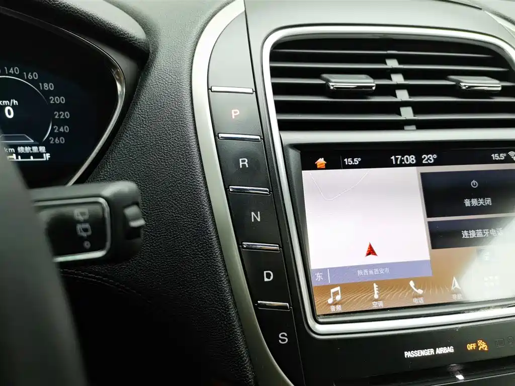 LINCOLN NAVIGATOR (IMPORT)