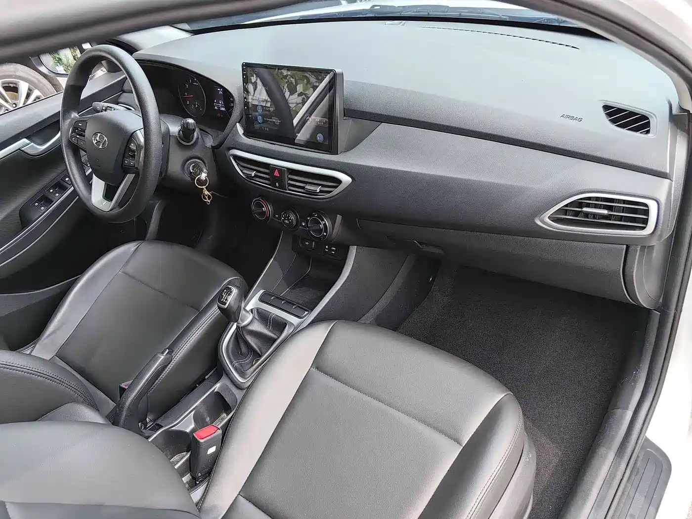 Hyundai Elantra 2017 1.6L Manual GLS Value Edition фото 5