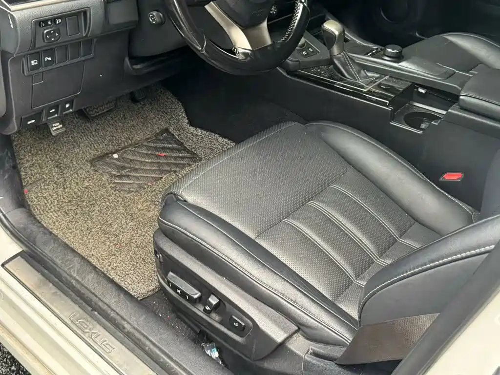 Фото 9 - Lexus ES