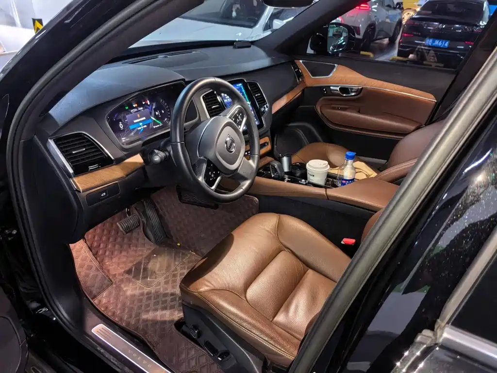 Photo 3 - Volvo XC90
