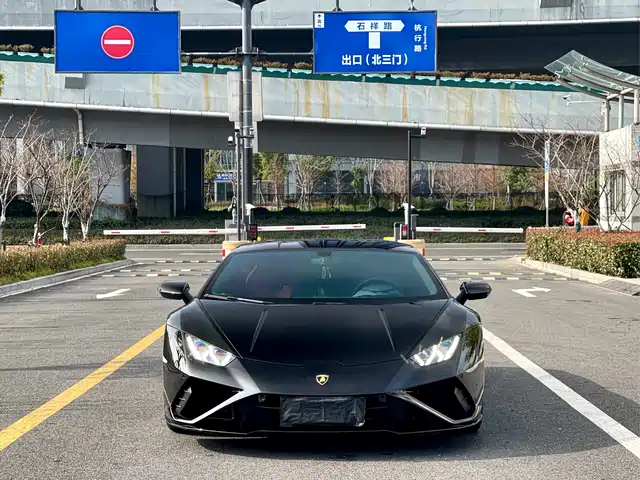 LAMBORGHINI HURACÁN