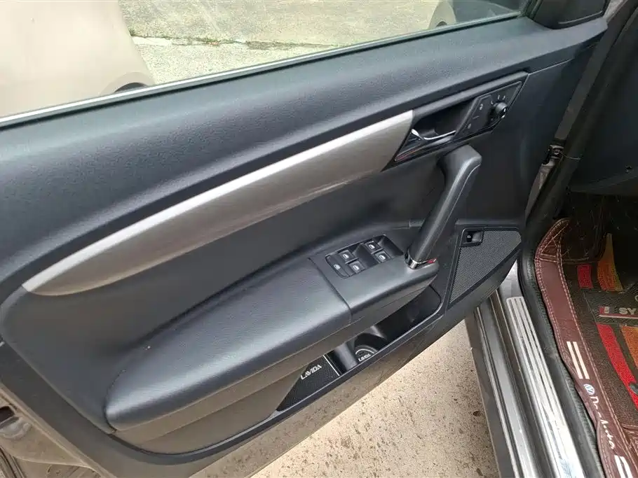 Volkswagen Lavida 2013 Facelift Classic 1.6L Manual Comfort фото 7