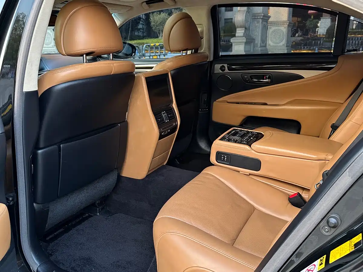 Photo 12 - Lexus LS