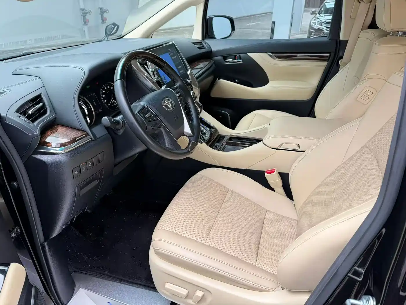 Toyota Alphard 2020 Hybrid 2.5L Luxury Edition фото 4