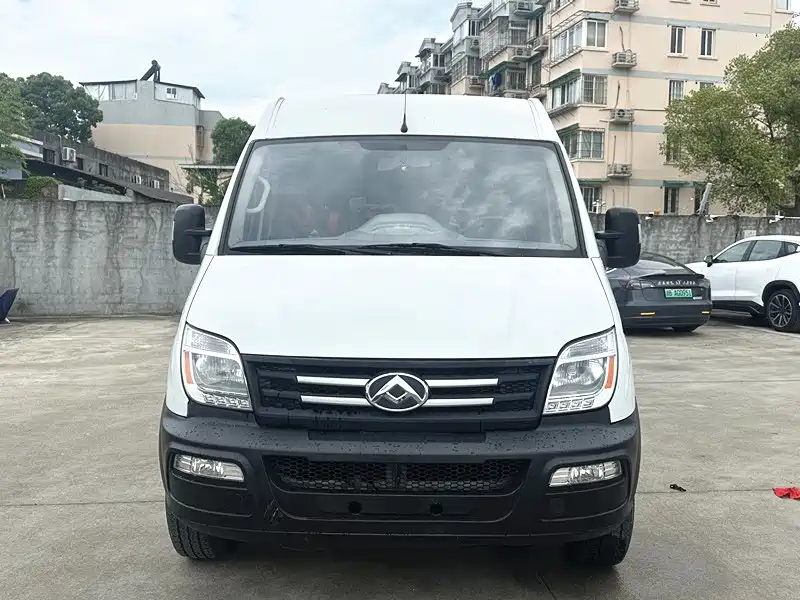 SAIC Maxus Xintu V80 2019 2.5T Classic 6-speed manual Aoyuntong modified long wheelbase medium roof 7-seater фото 2