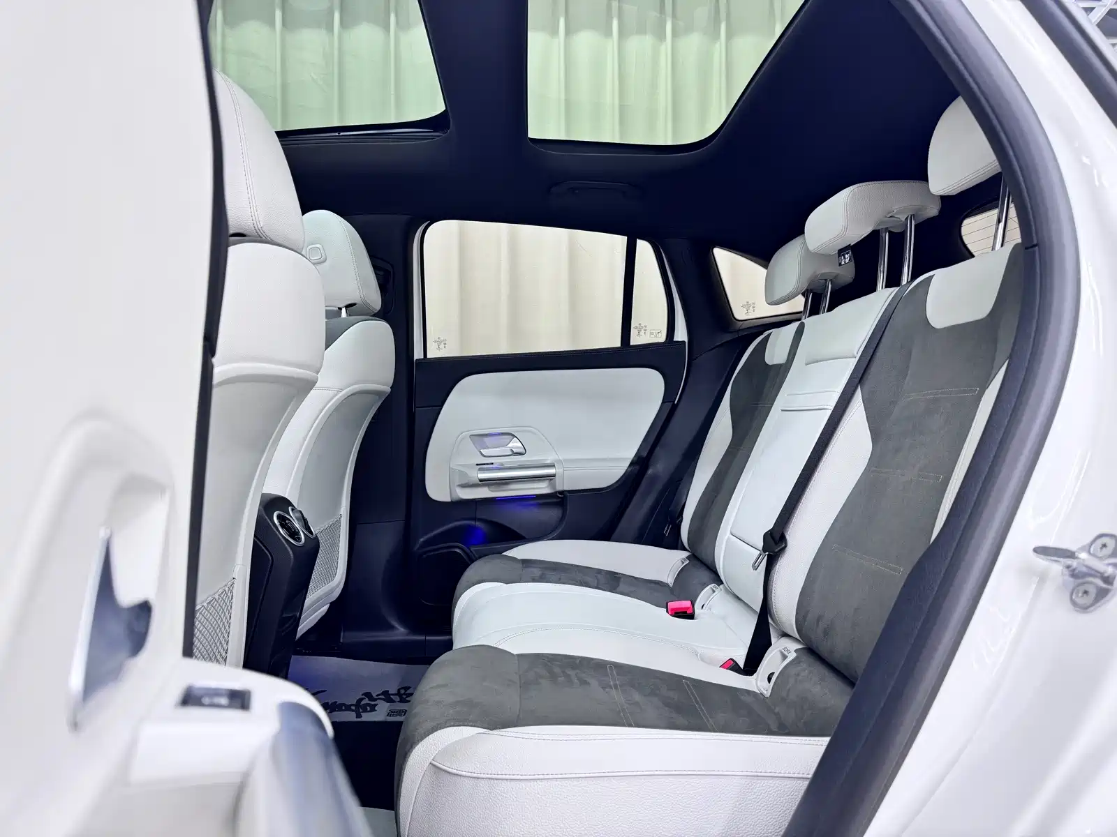 صورة 6 - Mercedes-Benz EQA