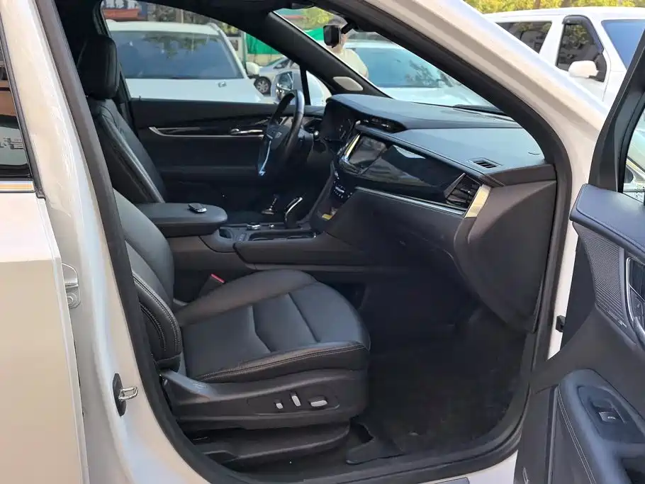 صورة 8 - Cadillac XT6