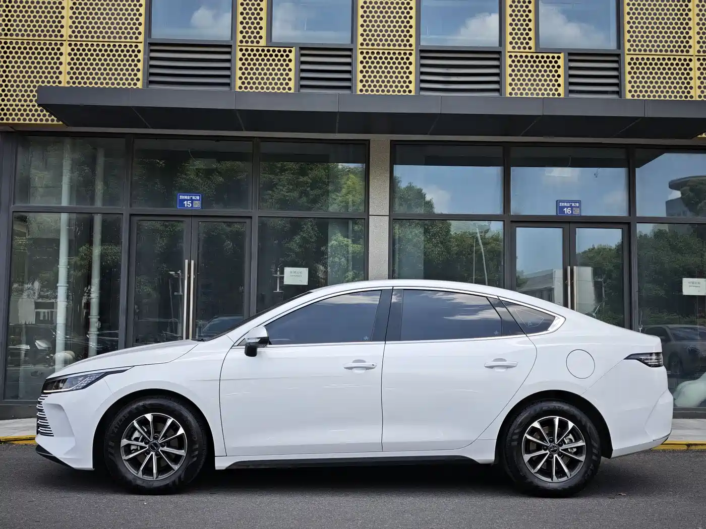 BYD Destroyer 05 2023 Champion Edition DM-i 55KM Luxury фото 3