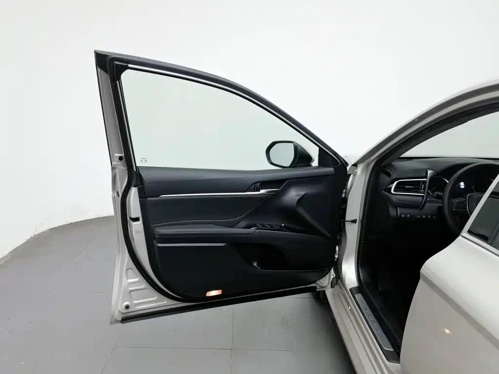 Фото 8 - Toyota Camry