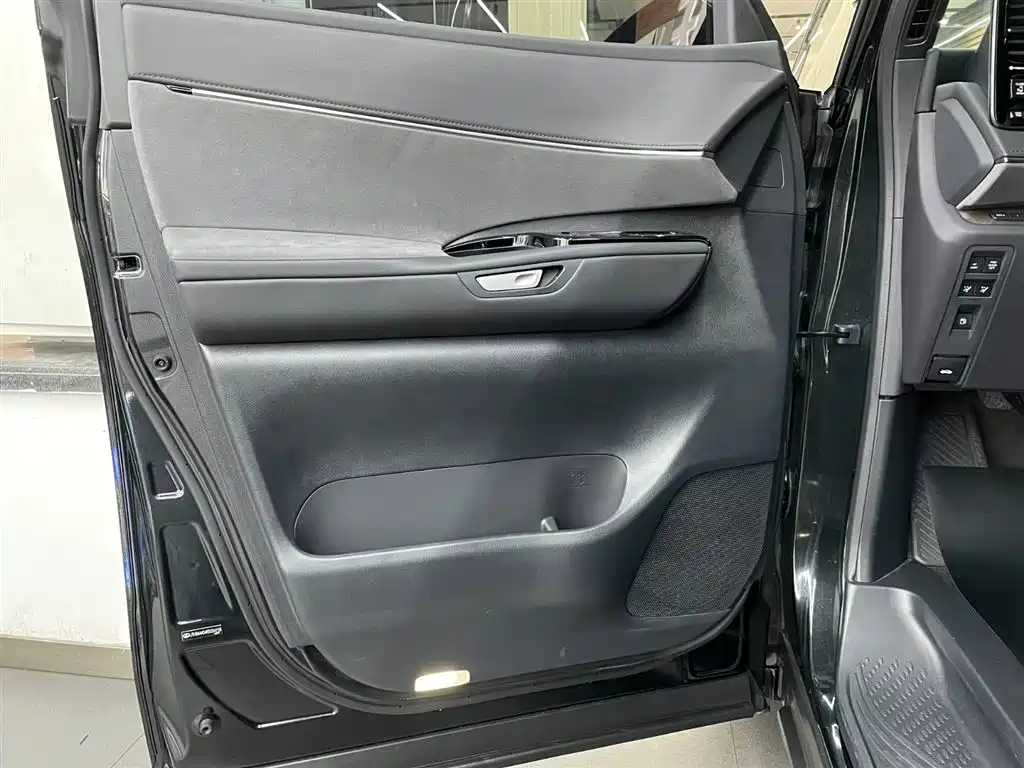 Lexus LM 2023 500h 6-Seater Prestige Edition фото 14