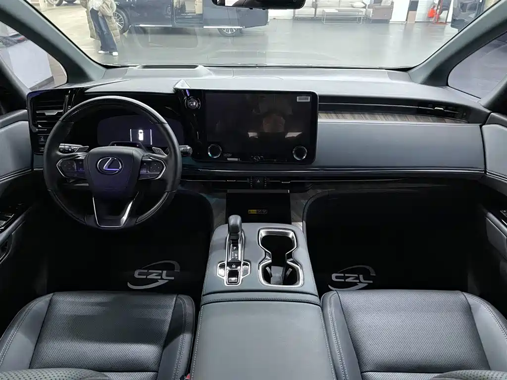 Lexus LM 2023 500h 6-Seater Prestige Edition фото 7