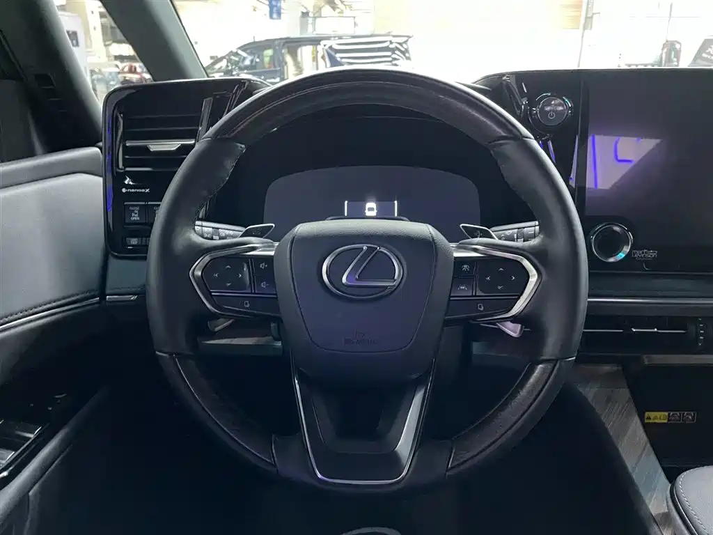 Lexus LM 2023 500h 6-Seater Prestige Edition фото 10
