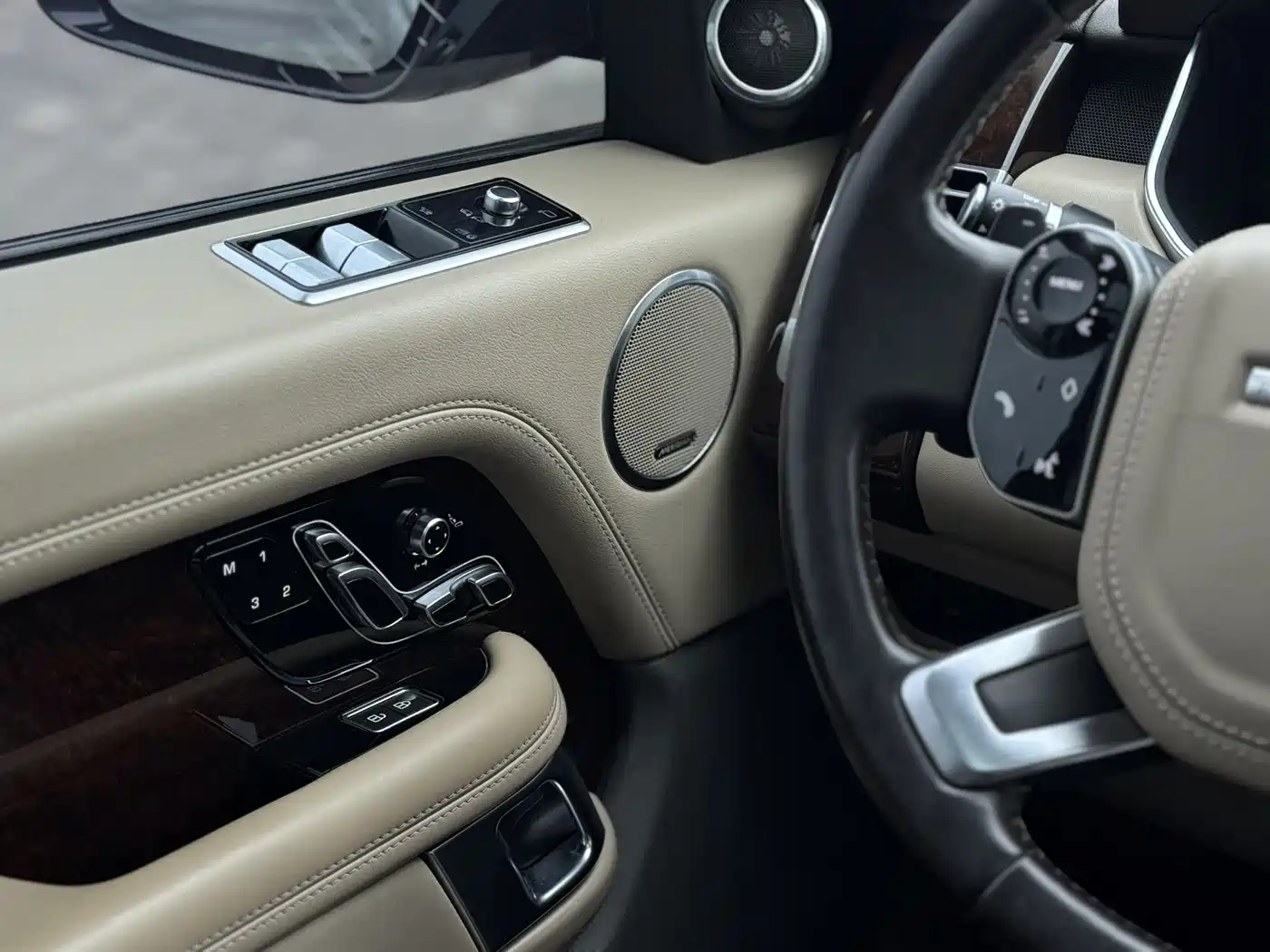 Land Rover Range Rover 2020 3.0 L6 Heritage Extended Edition фото 11