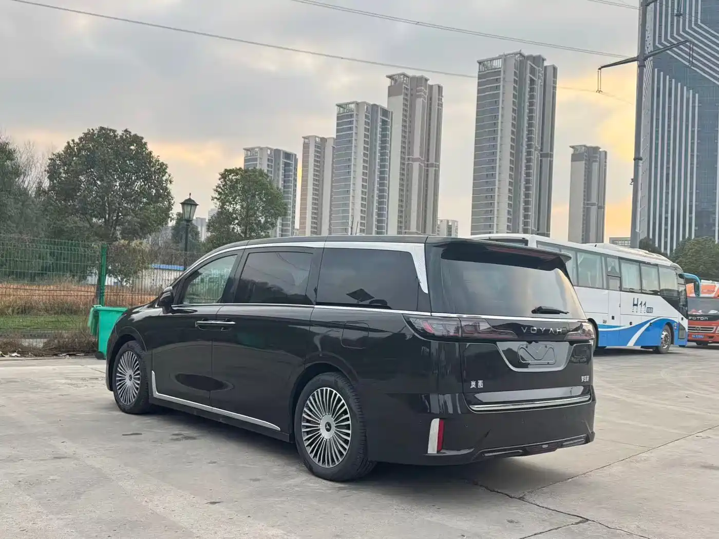 Voyah Auto Voyah Dreamer 2025 PHEV AWD Flagship Kunpeng Edition фото 4