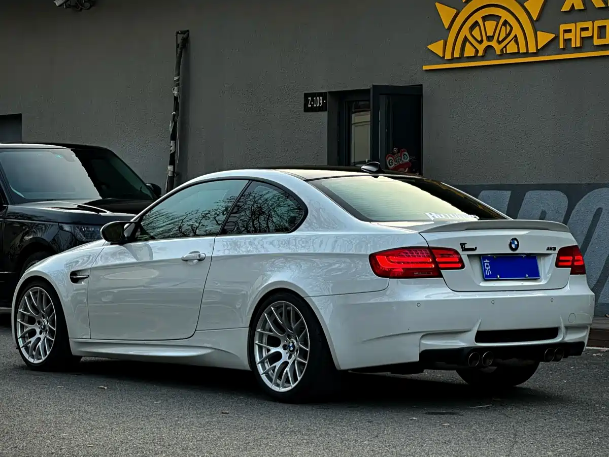 BMW M3 2011 M3 Coupe Carbon Fiber Roof Edition фото 12