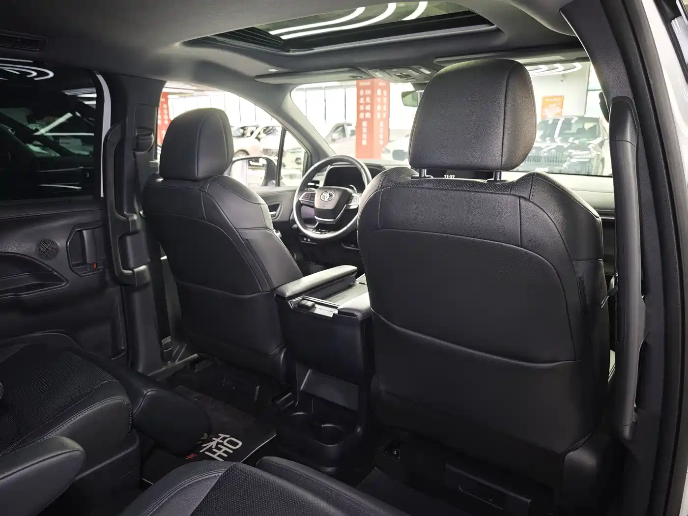 Toyota Sienna 2023 2.5L Hybrid Premium Edition фото 9