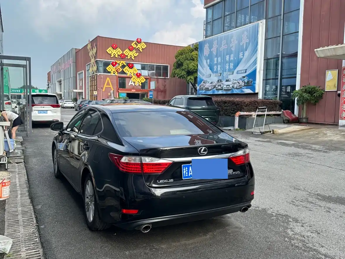 Фото 7 - Lexus ES