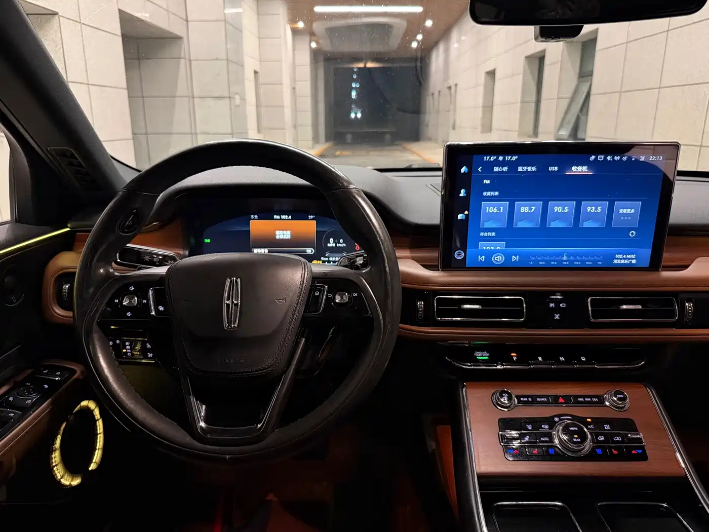 Photo 18 - Lincoln Aviator