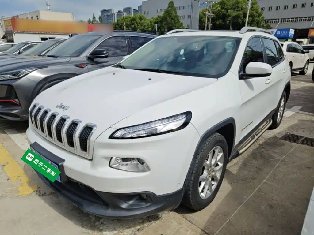 Фото 1 - Jeep Cherokee