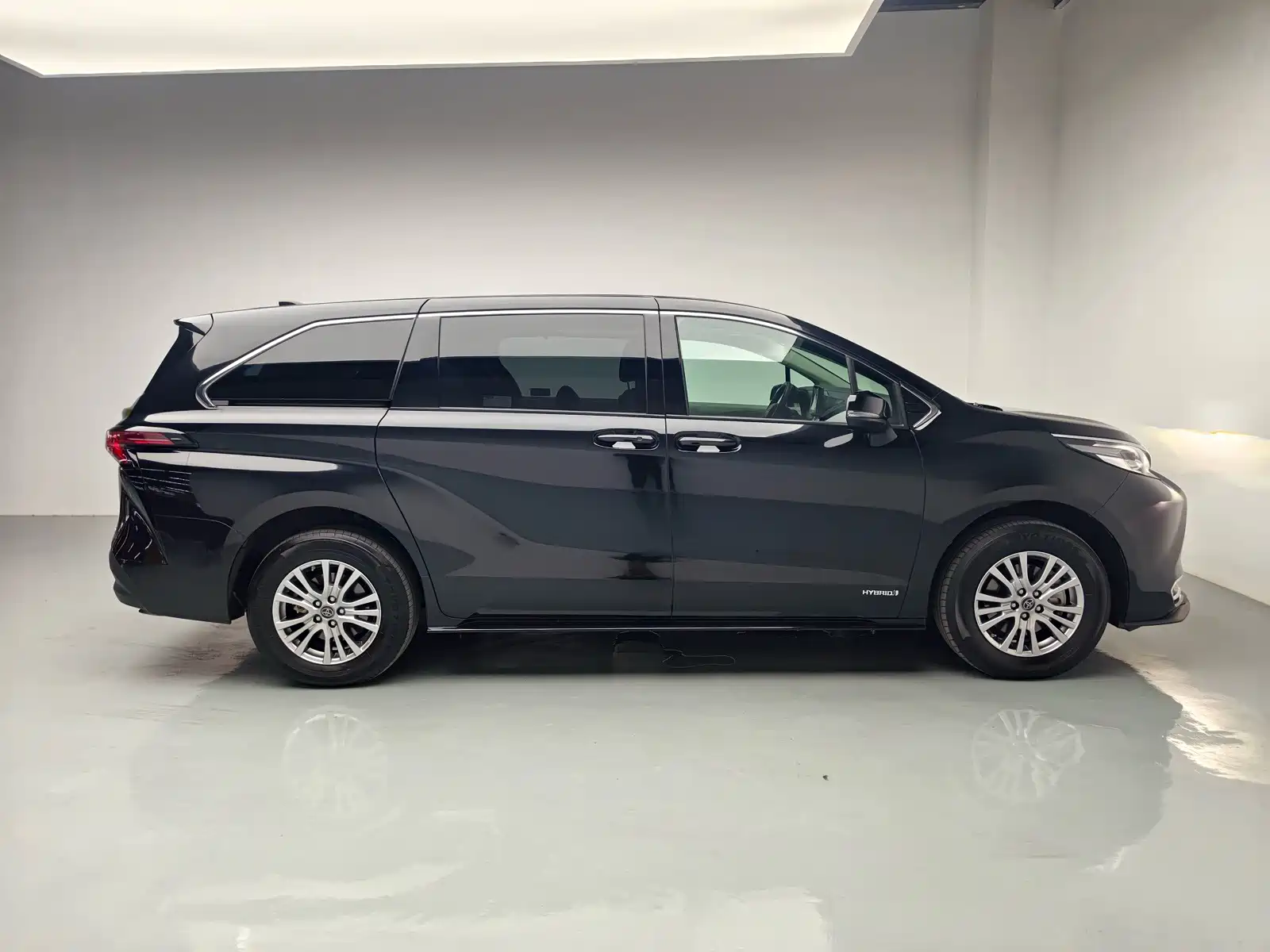 Photo 9 - Toyota Sienna