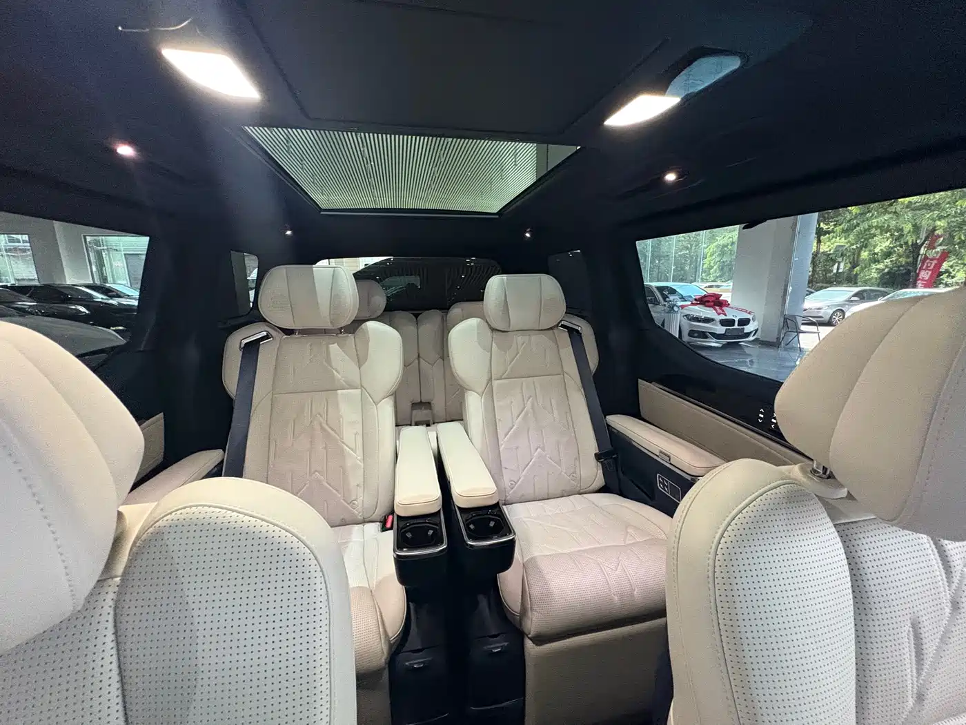 ZEEKR 009 2025 2024 6-seat Executive AWD 108kWh