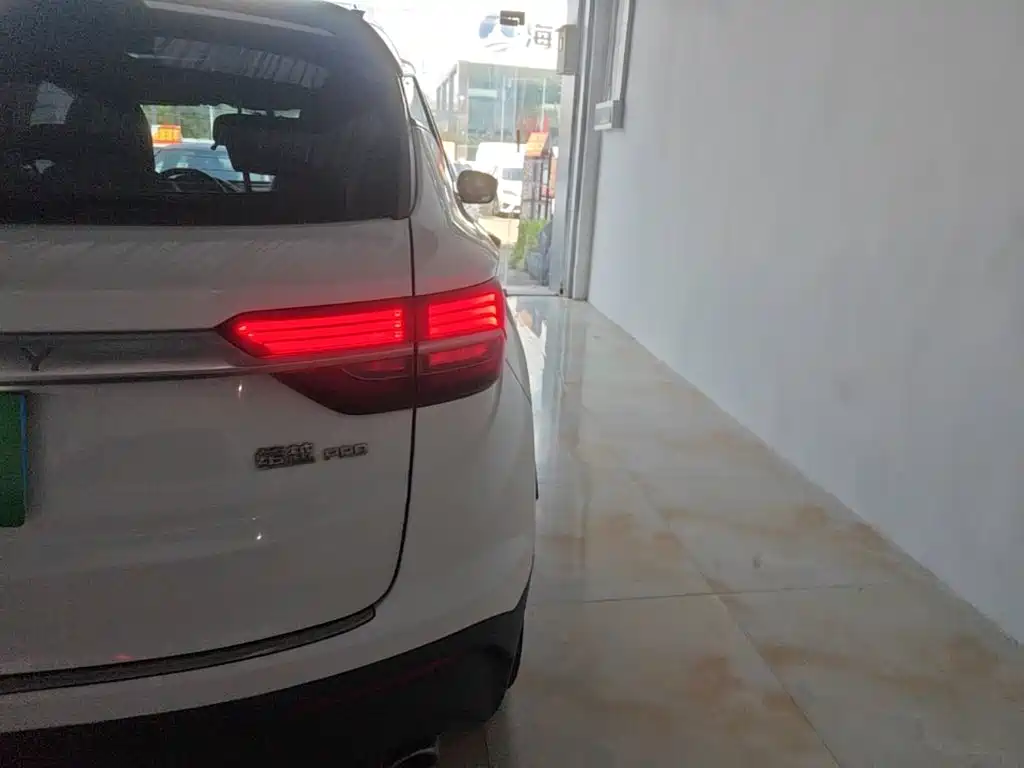 Фото 8 - Geely Binyue