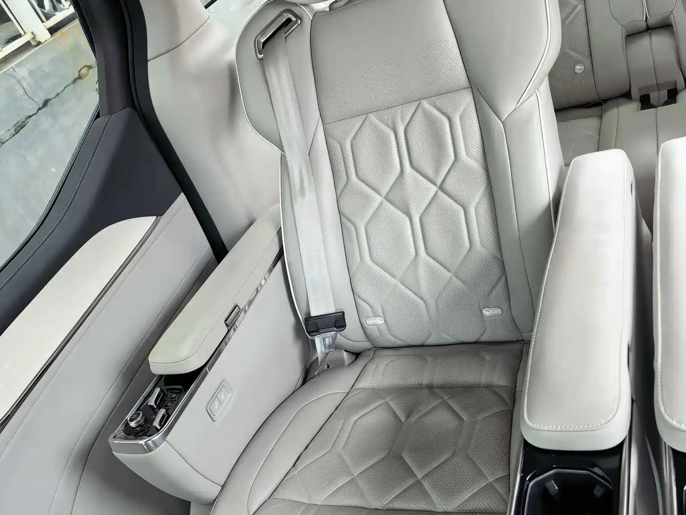 Volvo EM90 2024 2025 Ultra Six-Seater