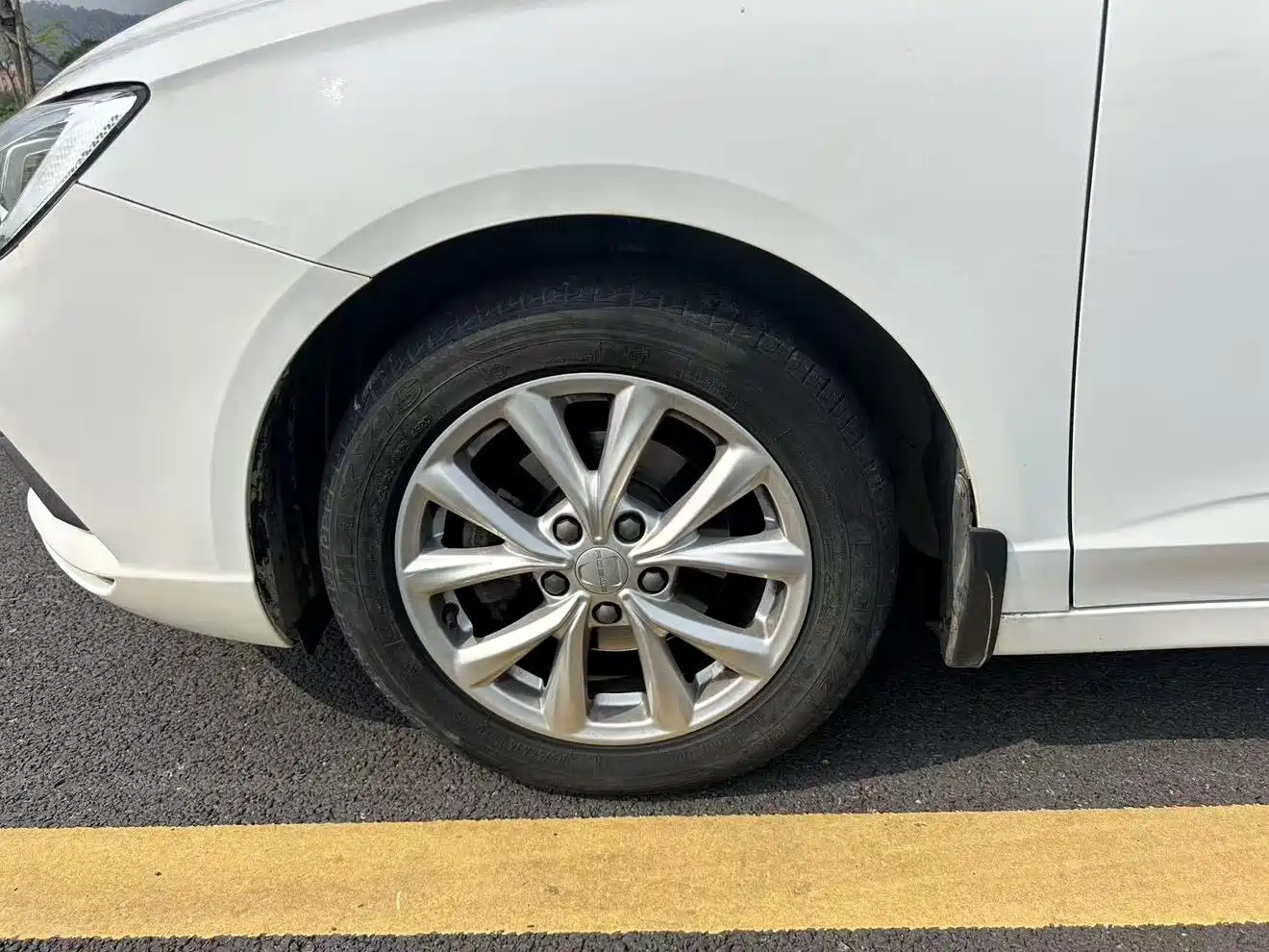 Фото 15 - Roewe i5