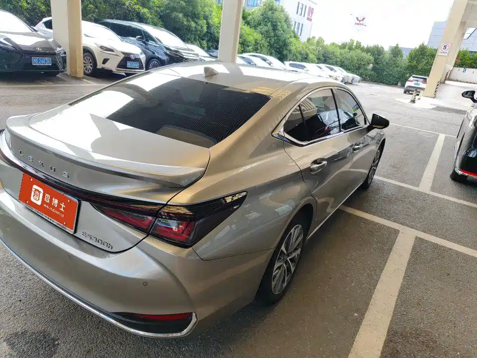 Фото 8 - Lexus ES