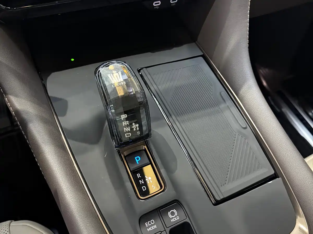 Toyota Vellfire 2026 2024 Crown Hybrid 2.5L Executive Premium Edition