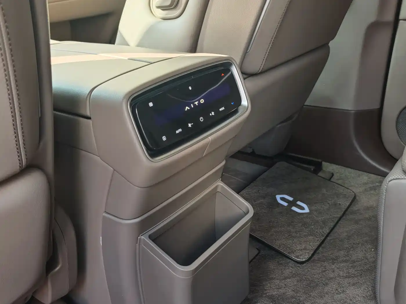 AITO Wenjie AITO M9 2024 Range Extender Max Edition 42kWh 6-seater фото 9