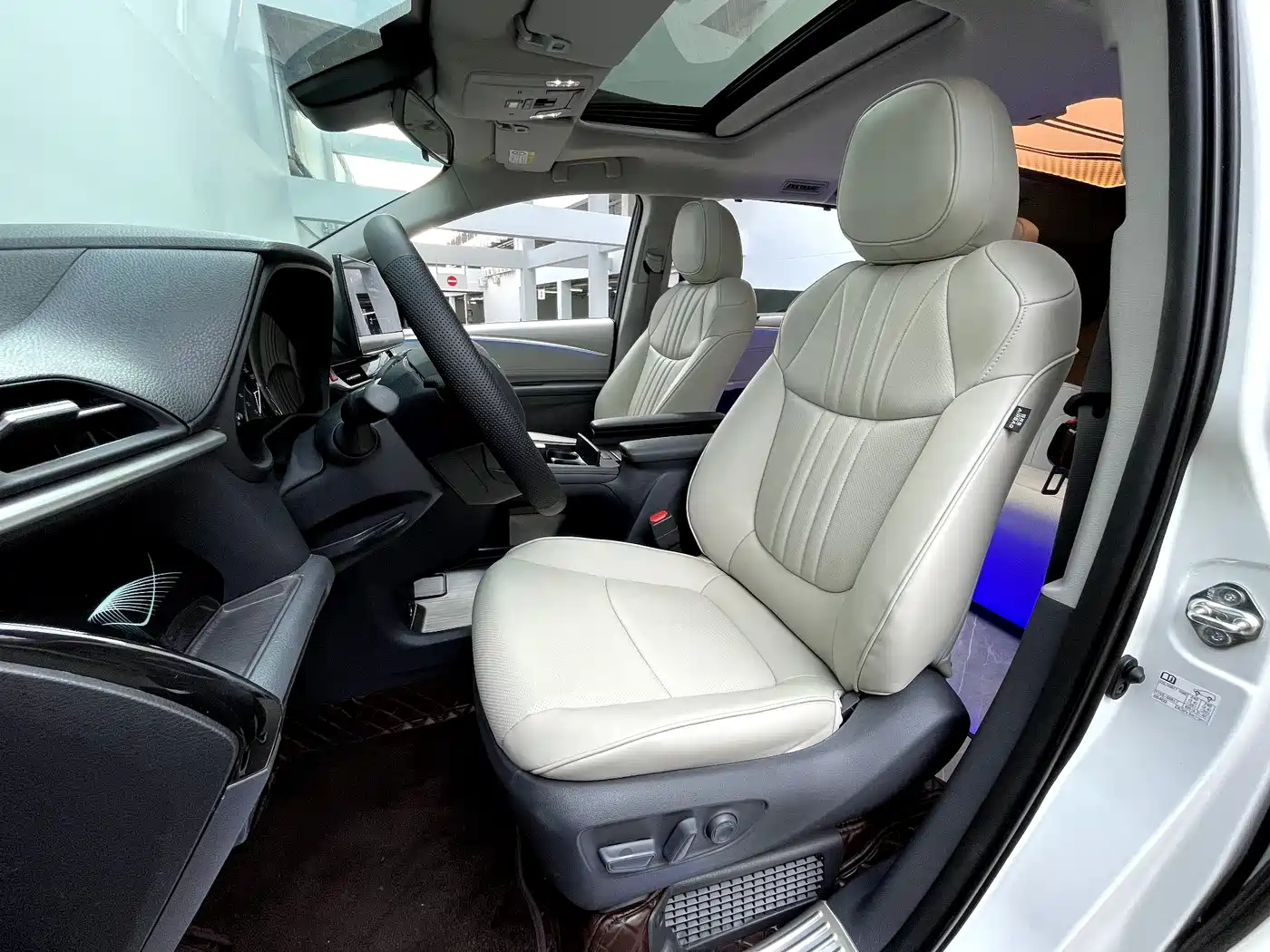 Toyota Granvia 2024 2.5L Hybrid Comfort фото 28