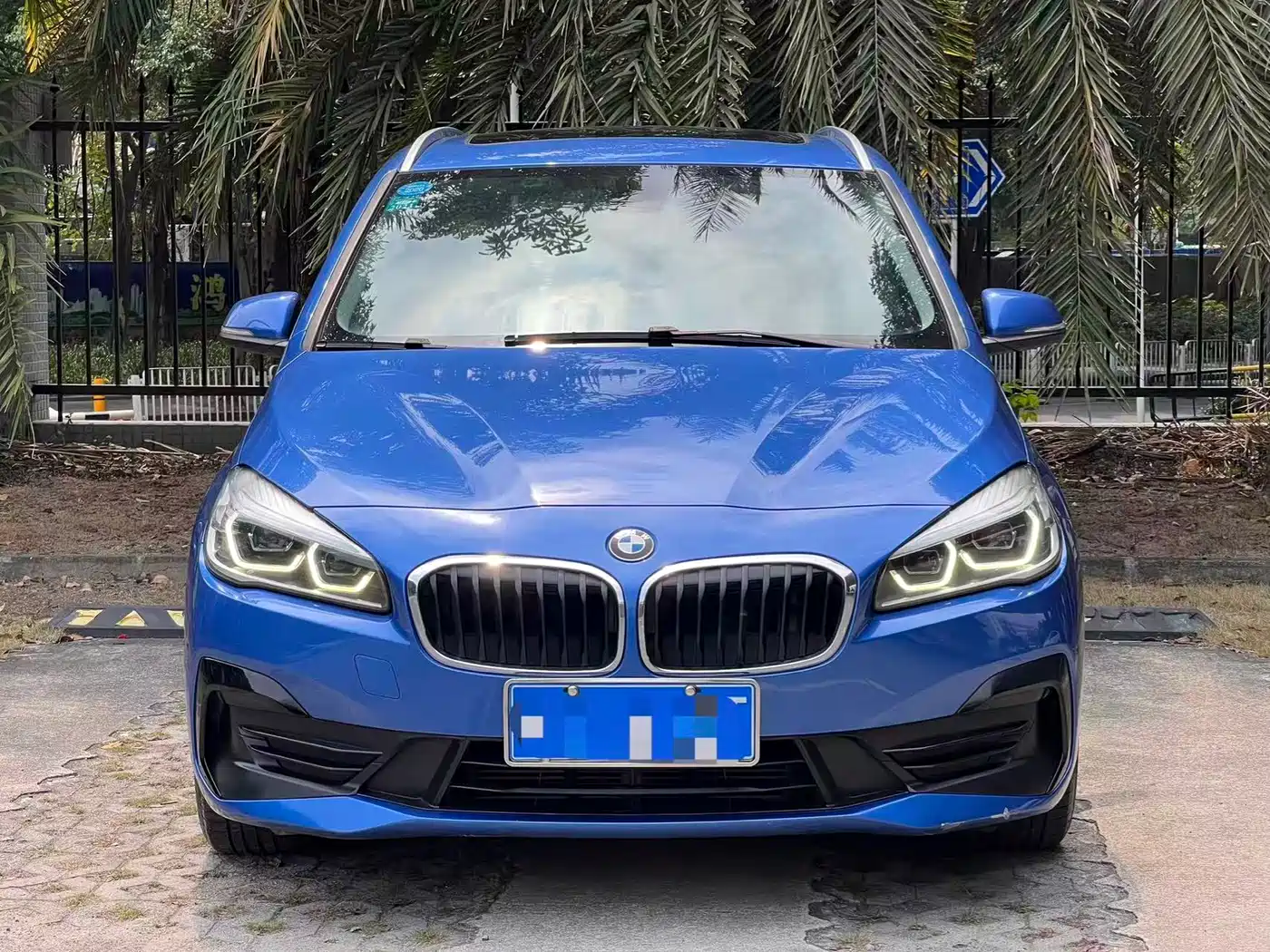 BMW 2 Series Touring 2019 218i Leading фото 2