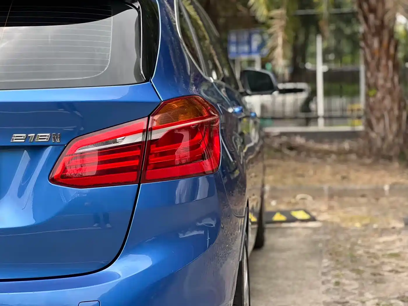 BMW 2 Series Touring 2019 218i Leading фото 18